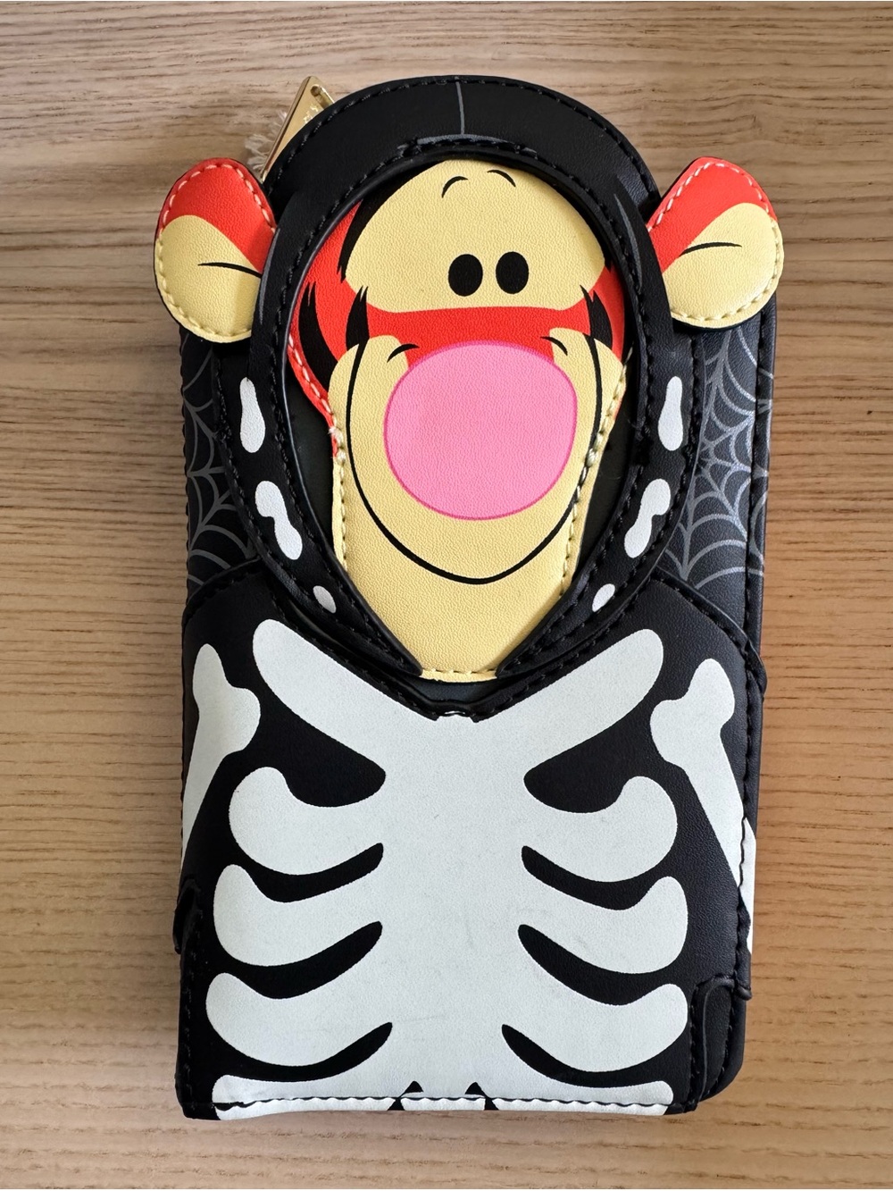 NWT Loungefly Tigger Glow in the Dark Halloween Wallet